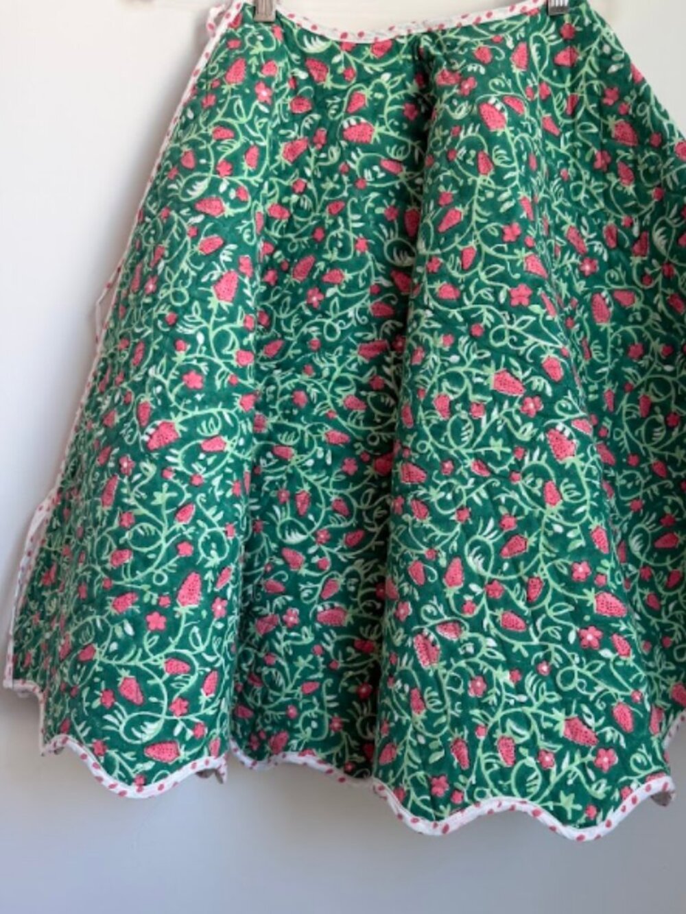 New Furbish Studio Quilted Cotton Christmas Tree Skirt Scalloped Pink Trim Berry
